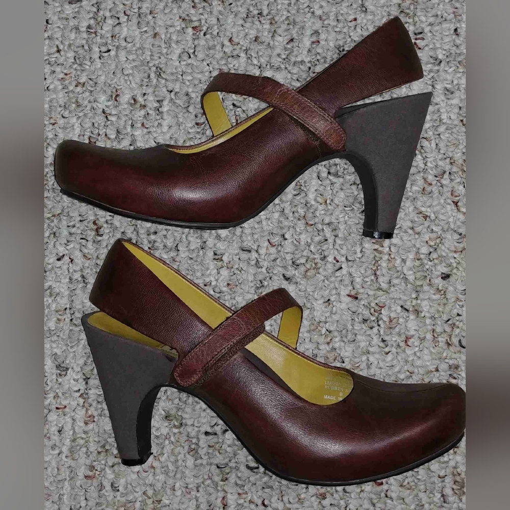 Tsubo burgundy pumps